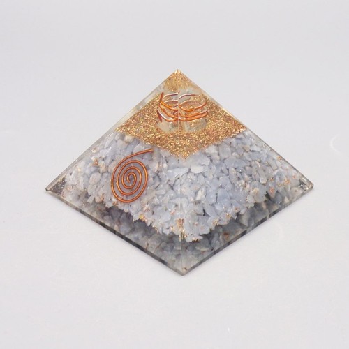 Pyramide orgonite angélite