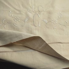 Ancien drap brodé MAIN BON