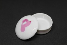 Boîte à bijoux en porcelaine signée VICTORIA, décoration chic.  Ø5 cm