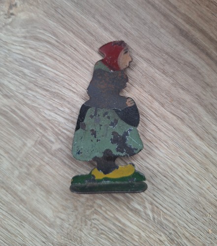 Personnage tole sur socle - en,