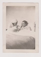 Old photo ?️ nurse feeds patient in boarding house 1935