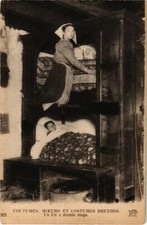 Old postcard a double floor bed - Breton morals and costumes - folklore (1033469)