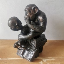 Statue Rheinhold Singe Tenant Crâne Darwin / Réf A380