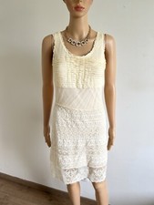 Robe jaune beige avec dentelle