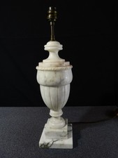 Pied de lampe de forme balustre en albâtre sculpté à cannelures