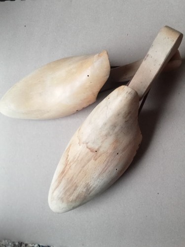 Anciens embauchoirs en bois - ,