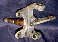 SUPPORT DE MOYEUX AVANT DROIT