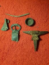 fibule romaine, aiguille a coudre antique, et boucle de chappe merovingiene ect 