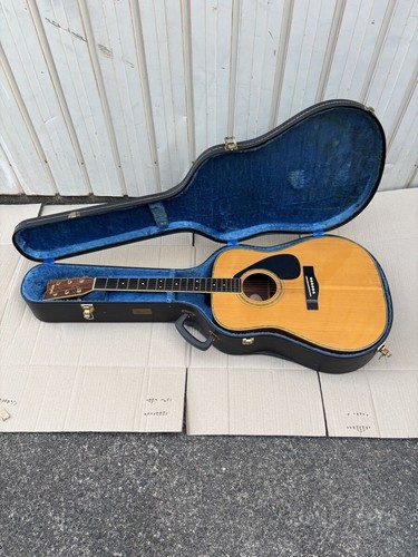 Guitare acoustique folklorique