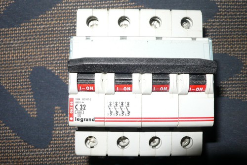 Disjoncteur tetrapolaire 32a - disjoncteur ,