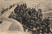 CPA AK Officiers sur la Plage Arriere d'un Cuirasse SHIPS (1206532)