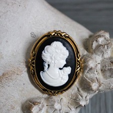 Broche camée vintage noire et