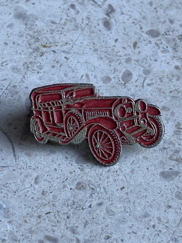 Pin voiture ancienne - pin’s, •