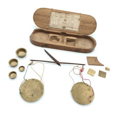 Trebuchet Changer Scale Box with Coin Weight 18EME for GOLD