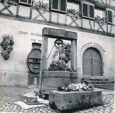 COLMAR c. 1960 - Puit in front of a wine cellar Haut-Rhin - Div 6297