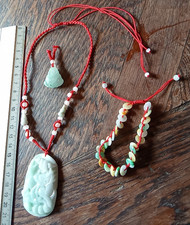 Lot Bijoux Jade Sculpté Birmanie ou Chine Pendentif Bouddha , Dragon (?) Perles