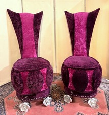 Bretz : Importante paire de fauteuils en velours violine