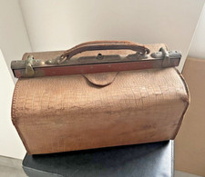 Ancienne sacoche de médecin en cuir .