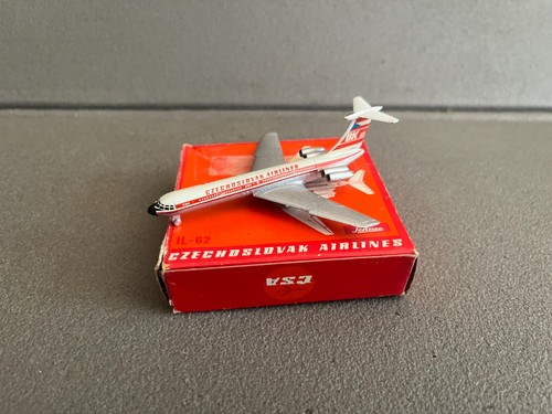 Ancien avion miniature - avion, il-62