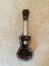 Ancienne guitare miniature en