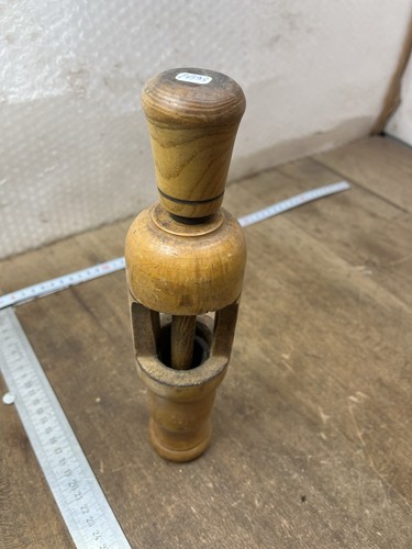 Bouchonneuse old tool - old,