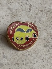 Pin’s Modern’ Garage Coxneyland Coccinelle Voiture •