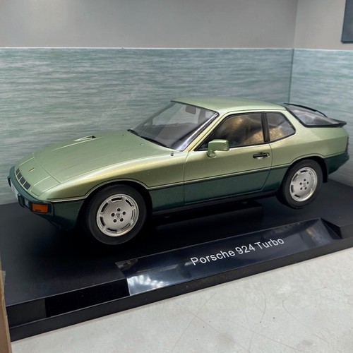 Porsche 924 turbo green - 1:18,