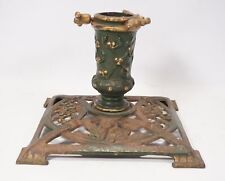 Pied De Sapin En Fer Ancien Décoré Avec Un Ange Putto