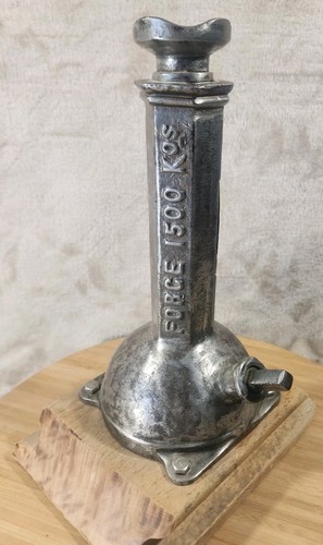 Outil ancien cric levage - de,
