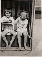 2 Enfants Jouant Cabine De