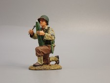 KING AND COUNTRY   D-DAY  Réf :  DD078  ARTILLEUR  US AVEC OBUS- BV5