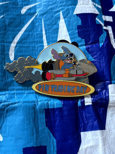 Disney pin trading day stitch - day,