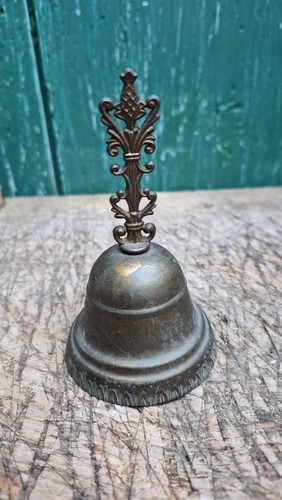 Cloche main ancienne en - main,