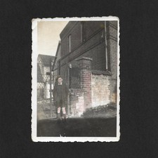 Garçon rue béret briques