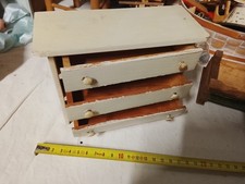 une ancienne petite commode