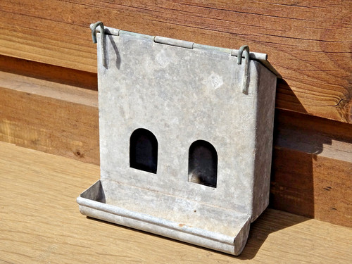 Ancienne mangeoire pour - , cage
