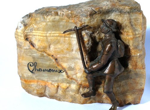 Alpiniste bronze sur granit - bronze,