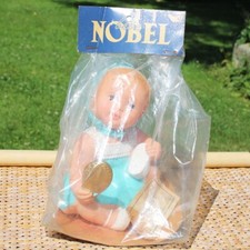 Bébé Nobel SNF pouet numéro 3 sous sachet petite fille qui tient un miroir 15 cm