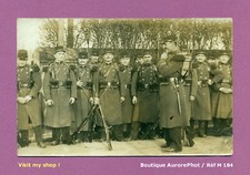 PHOTO CARTE-POSTALE VERS 1920 : GROUPE DE MILITAIRES , FUSILS BAÏONNETTES -M184