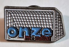 A13 Pin's Pins Pin Pin VINTAGE SPORT FOOTBALL MAGAZINE ELEVEN WORLD GOAL Signed