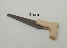 une scie égoïne miniature en