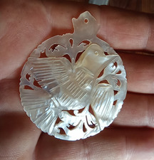 Tabletterie : Pendentif en Nacre sculptée, gravée, ajourée Colombe à identifier