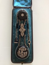 superbe chatelaine dans sa