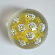 Sulfure Presse-Papier Boule Inclusion Jaune avec Grosses Bulles Signé Pina