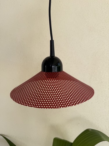 Lampe metal resille rouge