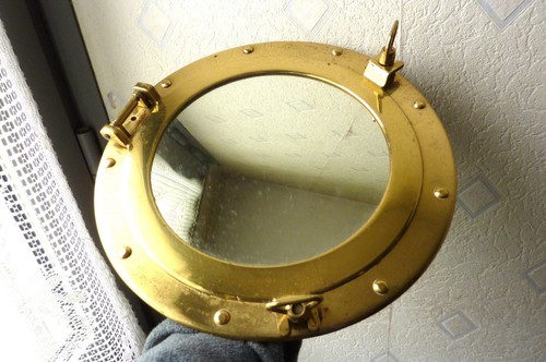 Miroir dans hublot - un,