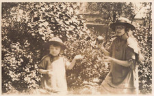 OLD POSTCARD PHOTOGRAPHY YOUNG CHILDREN IN THE GARDEN NICE CLICHÉ