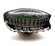 Pin's Parc des Prince PSG Foot Football 25mm Signed Pin's Up 3g