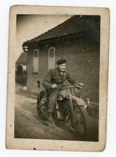 PHOTO SNAPSHOT, le jeune homme sur sa moto ancienne chien dog maison