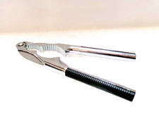 Casse noix / noisettes en métal et plastique noir